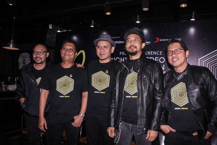 Press conference Launching Video clip Padi Reborn Menanti Keajaiban di BREWERKZ, Senayan City, Jakarta  Pusat Rabu(5/2/2020).  Video Klip dan juga film pendek Menanti Keajaiban merupakan karya sutradara Angga Dwimas Sasongko.