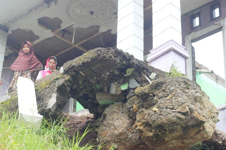 Kondisi salah satu rumah di Kampung Sindanglangu, Cipanas, Cianjur yang rusak akibat terdampak pergerakan tanah.