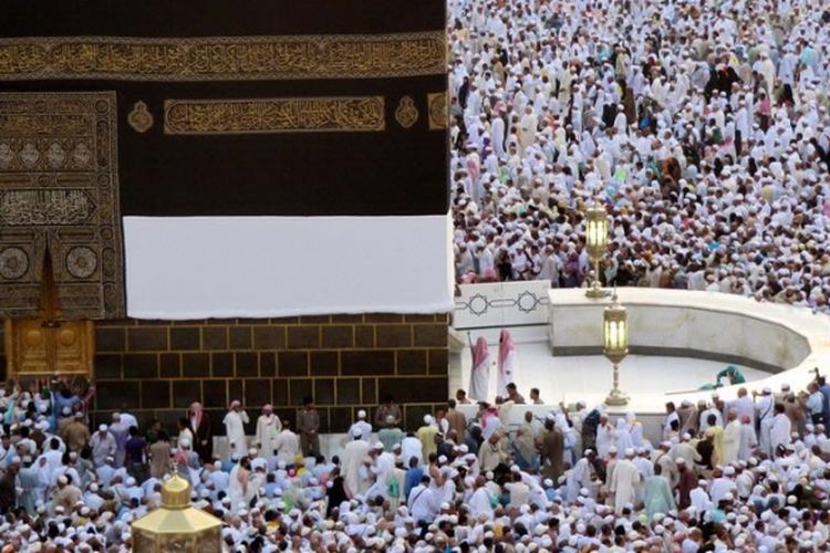 Ilustrasi: Jemaah haji tengah melakukan tawaf, mengelilingi Kabah di area Masjidil Haram, Mekkah, pada musim haji 2012.