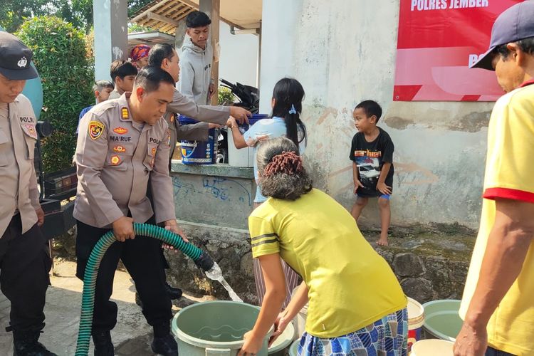 Polres Jember mengirimkan bantuan air pada warga yang sumurnya kering, Minggu (18/6/2023)