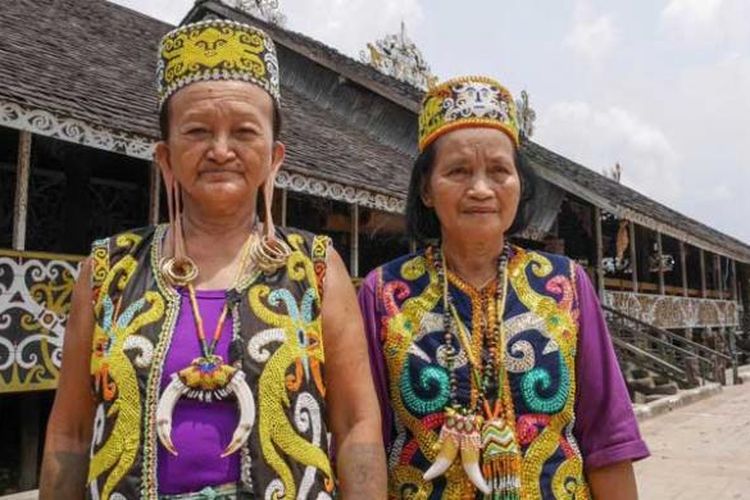 Warga Suku Dayak di Desa Pampang, Kecamatan Samarinda Utara, Provinsi Kalimantan Timur.