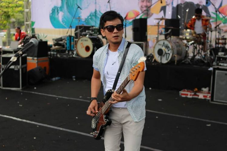 Pemain bass grup band Seventeen, Muhammad Awal Purbani atau Bani.