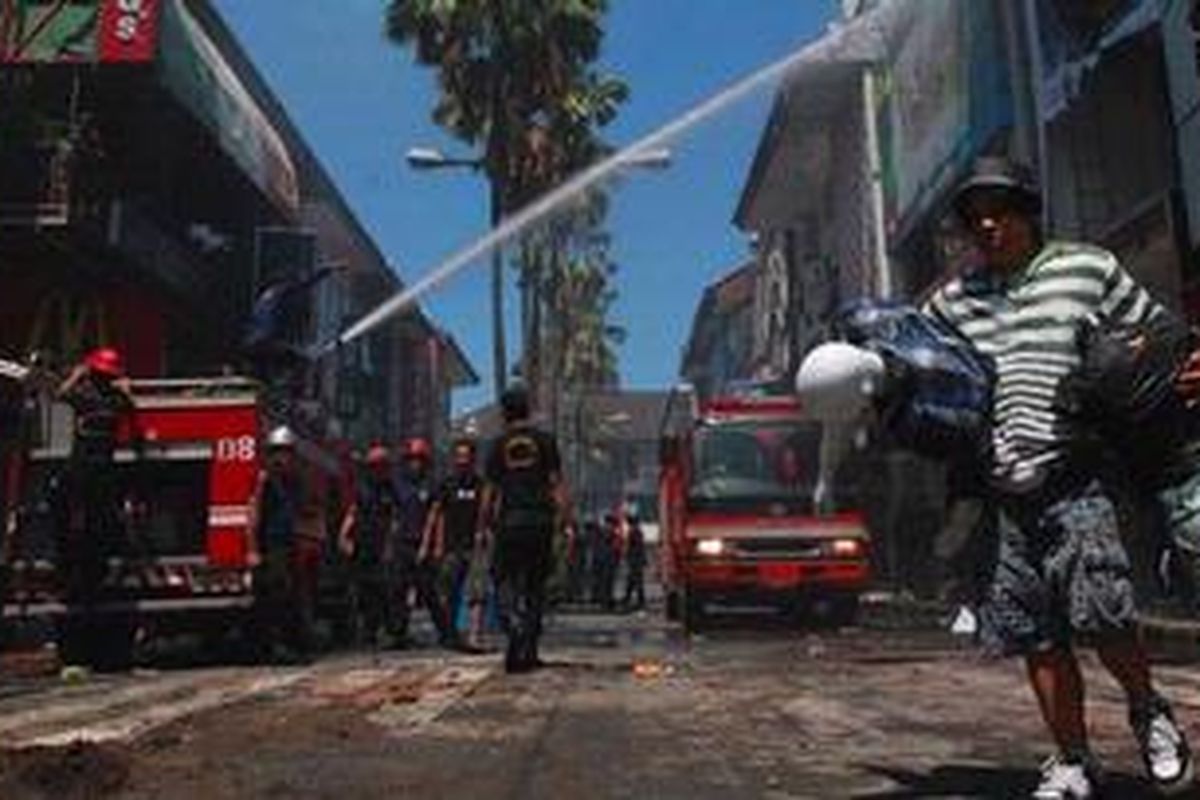 Kawasan pertokoan Kuta Square, Kuta, Badung, Bali, sekitar pukul 07.30 Wita pagi tadi (Kamis, 22/4/2010) dilalap si jago merah. 