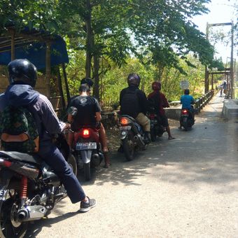 Antrean kendaraan yang akan melintasi jembatan gantung di atas Sungai Opak, Bantul, Selasa (15/8/2017).