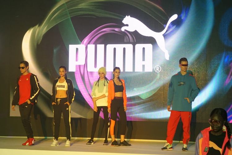 Sejumlah model memeragakan koleksi terbaru Puma dalam acara Puma SS20 Preiew Party di Subang, Malaysia, Senin (2/12/2019).