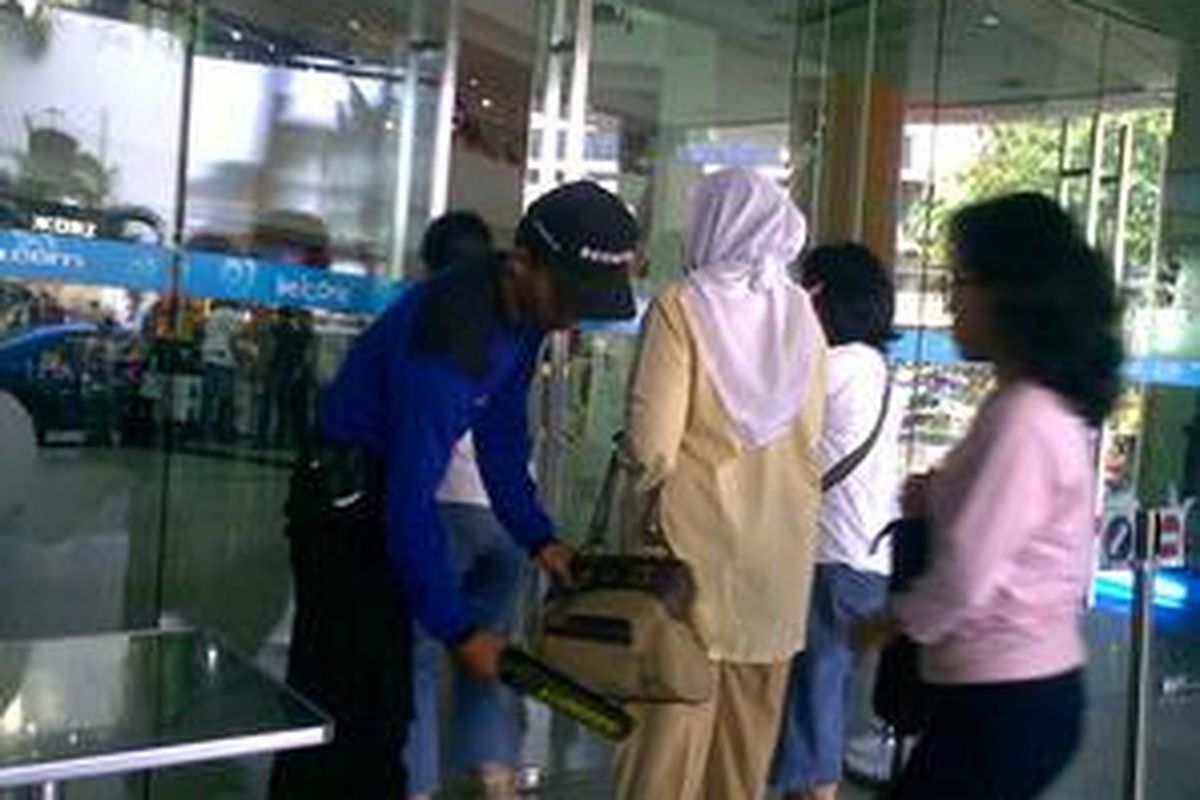 Ketelitian pemeriksaan di pintu masuk utama Plaza Atrium Senen, Sabtu (18/7), ditingkatkan.