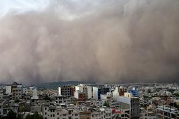 Beginilah suasana kota Teheran, Iran menjelang badai pasir menghantam kota itu dengan kecepatan 110 kilometer per jam. Akibat badai ini, empat orang tewas dan 30 orang lainnya terluka.