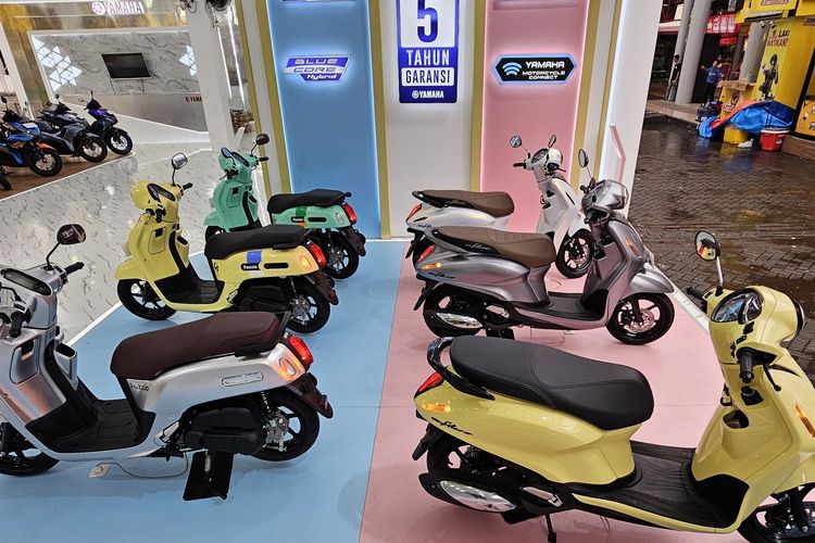 Yamaha Fazzio dan Grand Filano pada booth Yamaha di ajang Jakarta Fair 2024