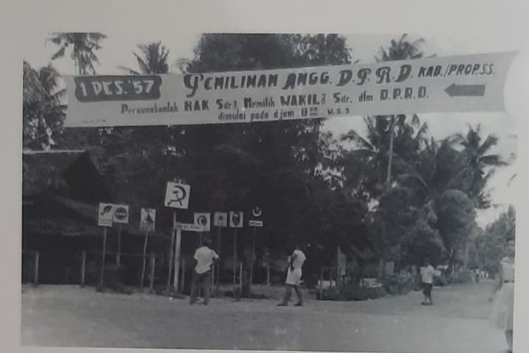 Gambar suasana pemilu 1 Desember 1957 di Tanjung Pandan, Belitung, Kepulauan Bangka Belitung dengan bendera PKI yang terlihat menonjol.