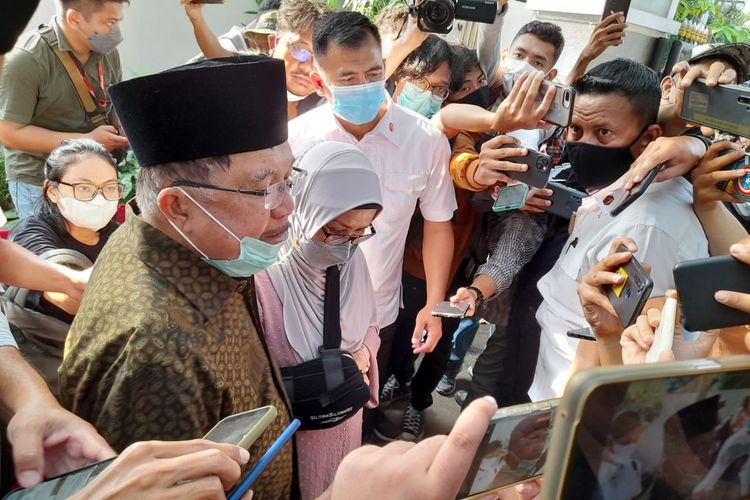 Mantan Wakil Presiden Jusuf Kalla (JK) saat mendatangi rumah dinas Menpan-RB Tjahjo Kumolo di Jalan Widya Chandra IV Nomor 22, Jakarta Selatan, Jumat (1/7/2022)