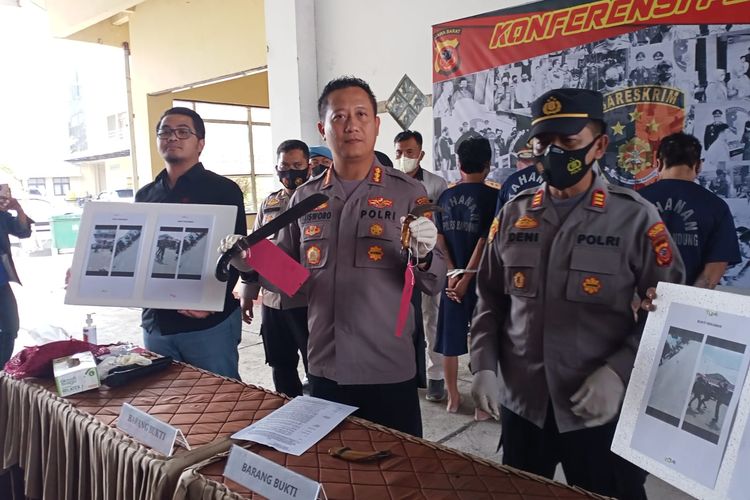 Satreskrim Polresta Bandung berhasil mengamankan tiga pelaku penganiayaan yakni AR, MS, CS. Ketiganya menganiaya korban atas nama DS di Pasar Cicalengka, pada Sabtu (20/8/2022) lalu. Hingga kini korban masih dalam perawatan akibat luka di kepala, pinggang dan kaki akibat di bacok. Video perkelahian antara ketiga pelaku dan korban sempat ramai di sosial media Instagram.