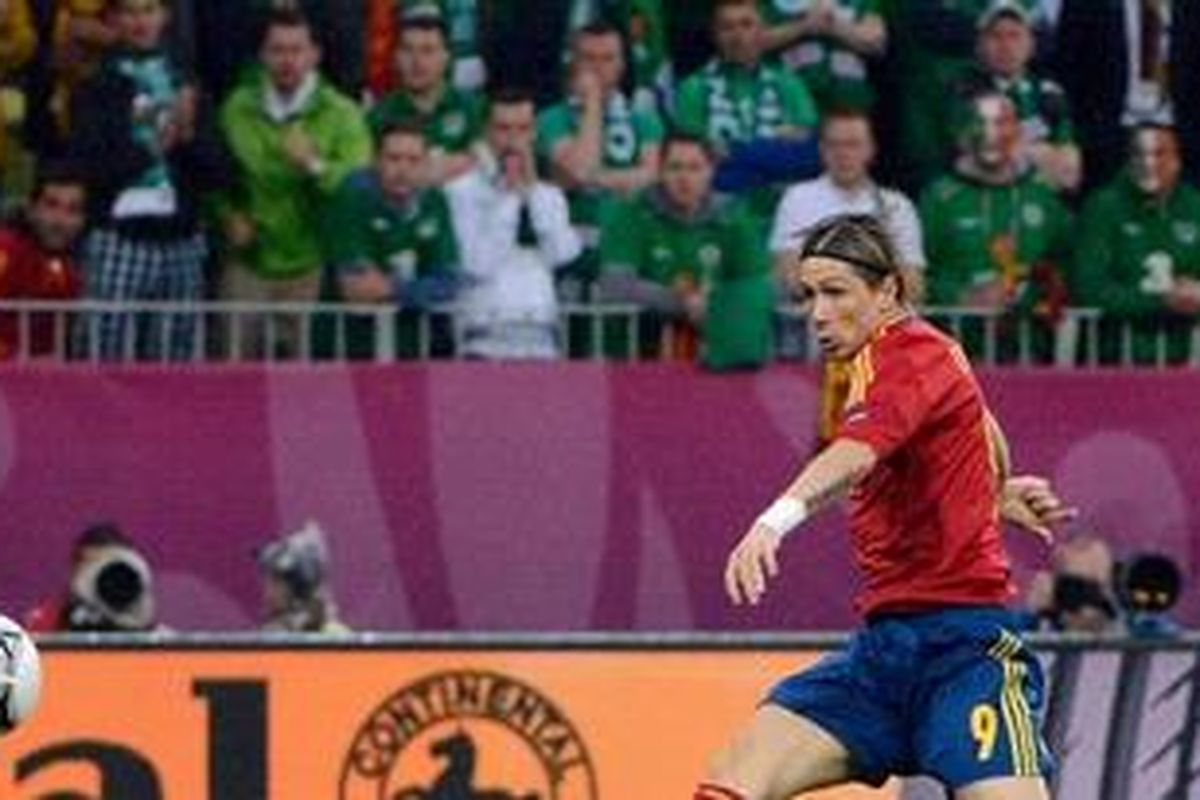 Penyerang Spanyol, Fernando Torres, melepaskan tembakan yang berujung gol ke gawang Irlandia, pada pertandingan kedua Grup C, di PGE Arena, Gdansk, Kamis (14/6/2012).