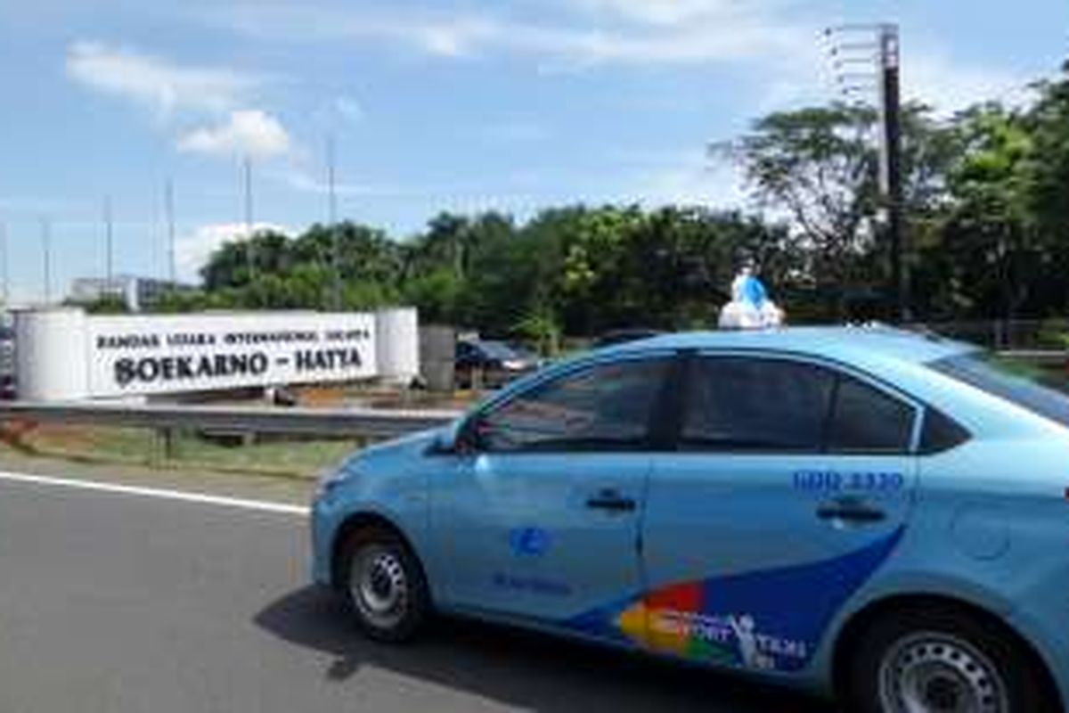 Taksi melintas dari arah tol memasuki Bandara Soekarno-Hatta, Rabu (4/5/2016). 