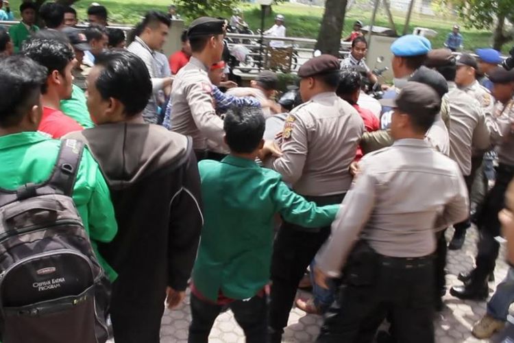 Polisi dan pendemo terlibat baku pukul di halaman kantor Bupati Aceh Utara, Rabu (24/5/2017)