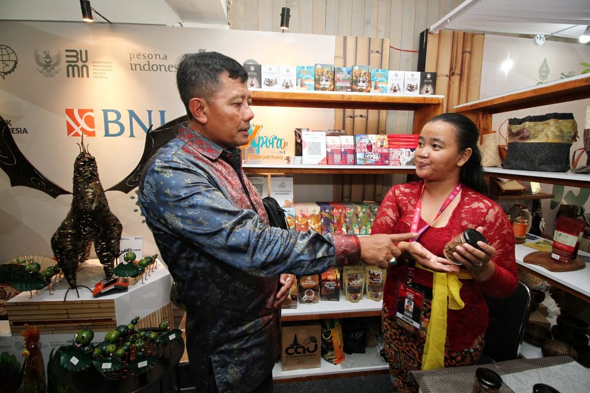 Sekretaris Kementerian BUMN sekaligus Komisaris BNI Susyanto meninjau langsung booth UMKM ekspor BNI pada penyelenggaraan Future SMEs Village yang merupakan side event G20 di Nusa Dua, Bali,  Jumat (11/11/2022). 