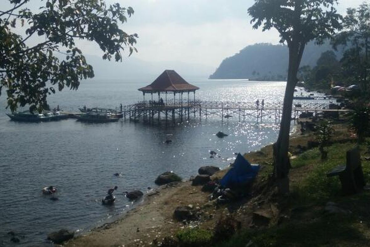 Danau Ranau merupakan danau terbesar kedua di Sumatera setelah Danau Toba. Letaknya adalah di perbatasan antara Sumatera Selatan dan Lampung.