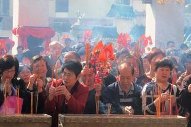 Kunjungan ke kuil selama perayaan Imlek merupakan tradisi masyarakat Hongkong untuk memanjatkan doa dan syukur.