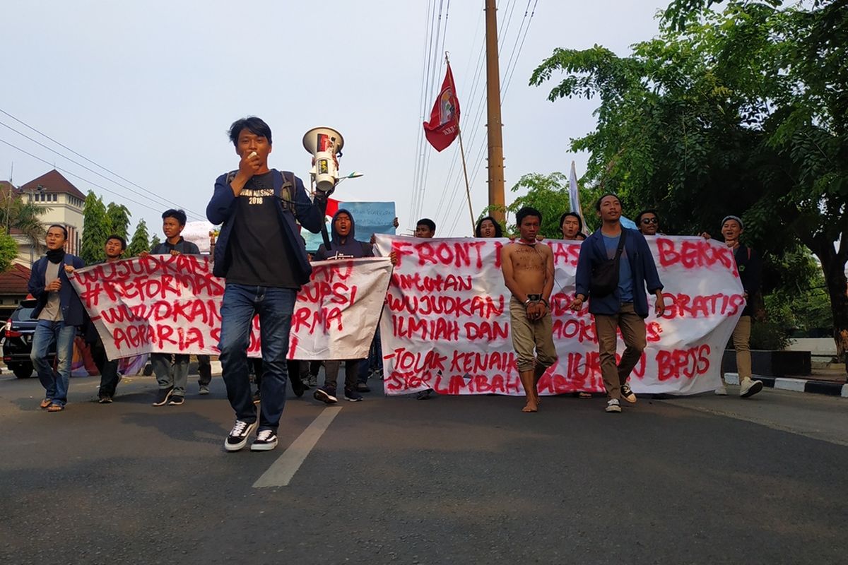 Bubar dengan tertib setelah dua jam berunjuk rasa di depan gedung DPRD Kota Bekasi, Front Mahasiswa Bekasi melakukan longmarch menuju kampus mereka dengan memakan satu jalur Jalan Chairil Anwar, Senin (28/10/2019).