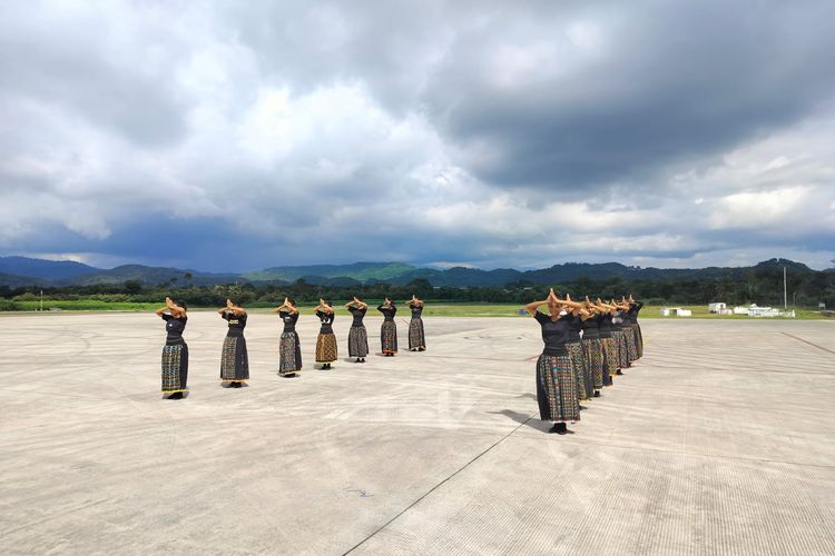 Foto : Tarian Tiba Meka saat geladi di Bandara Udara Komodo Labuan Bajo, pada Kamis (5/5/2023)