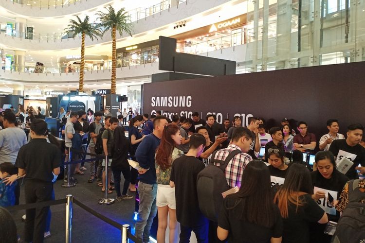 Suasana penjualan perdana Galaxy S10 di Jakarta, Jumat (8/3/2019).