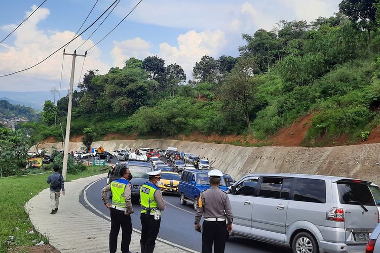 Kawasan Tanjakan Gentong masih mengalami kemacetan parah sejak Kamis (5/5/2022) sampai Jumat (6/5/2022) pagi dan diberlakukan rekayasa lalu lintas one way untuk mengurai kemacetan sampai Malangbong, Kabupaten Garut sejak Kamis malam tadi.