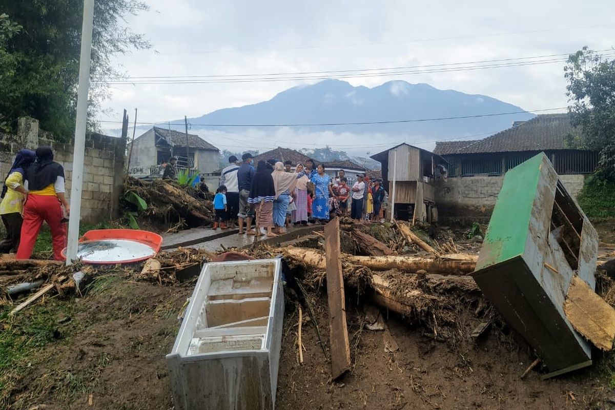 Lokasi bencana banjir bandang dengan berlatar belakang Gunung Salak di Kampung Cibuntu, Desa Pasawahan, Kecamatan Cicurug, Sukabumi, Jawa Barat, Selasa (22/9/2020). Banjir bandang menerjang Cicurug, Sukabumi, Senin (21/9/2020) petang.