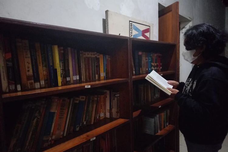 Salah satu pengunjung sedang membaca buku di Perpustakaan Buku Bahasa Belanda yang dikeola oleh Yayasan Widya Mitra, tepatnya di Jalan MT Haryono Nomor 360, Jumat (3/2/2023).