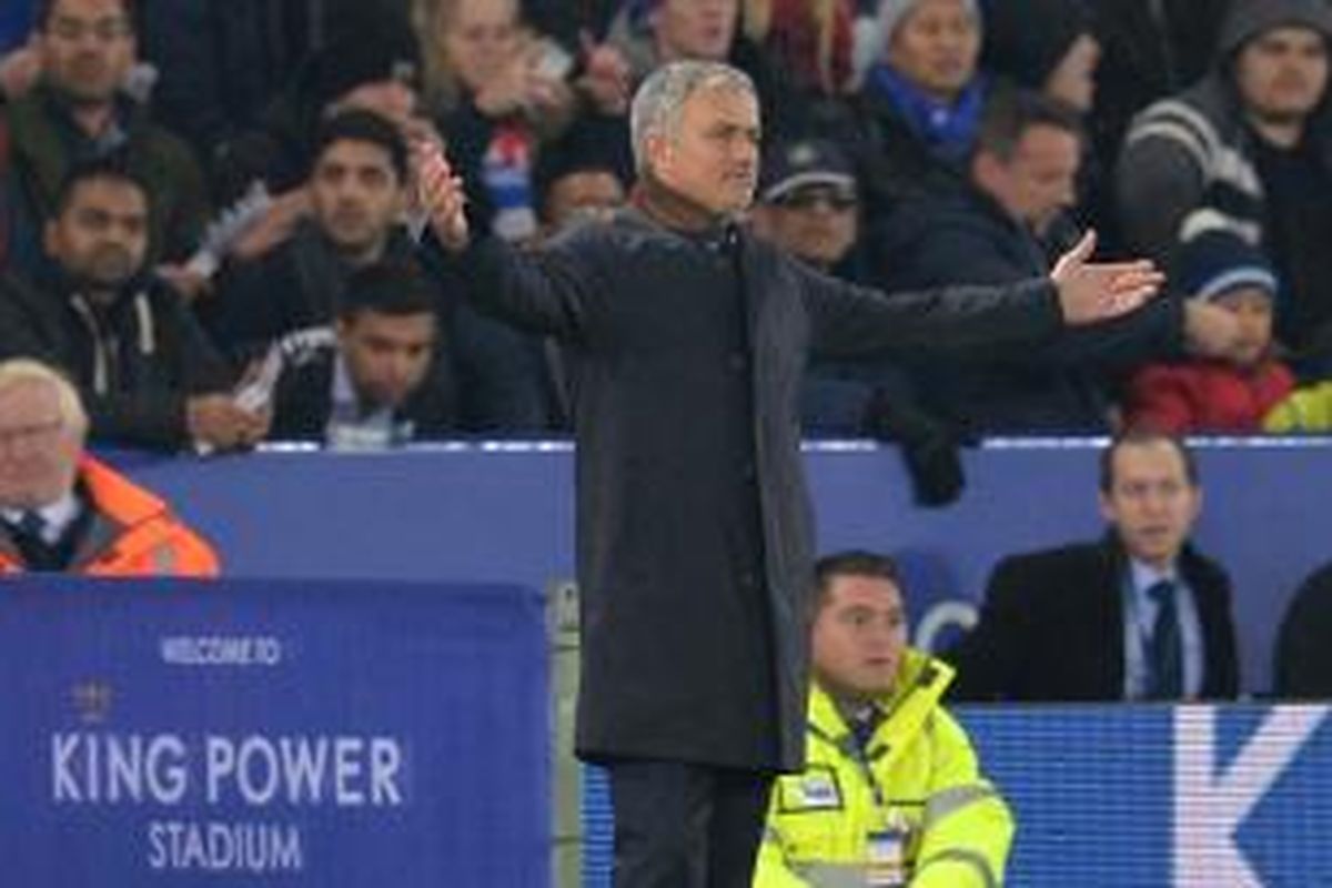 Salah satu ekspresi yang ditunjukkan Manajer Chelsea, Jose Mourinho, pada laga lanjutan Premier League kontra Leicester City di Stadion King Power, Senin (14/12/2015) atau Selasa dini hari WIB.