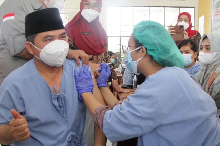 Kepala Dinas Kesehatan Provinsi Sumut Ismail Lubis menerima suntikan vaksinasi booster kedua saat Kick Off Vaksinasi Dosis Boster kedua untuk SDM bidang kesehatan di gedung Serbaguna Pemprov Sumut, Jumat (5/8/2022)  