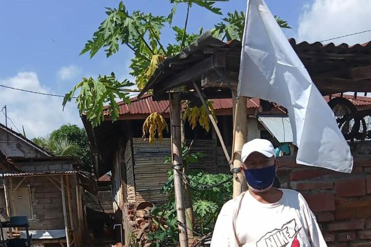 Salah satu warga di Buleleng Bali saat mengibarkan bendera putih sebagai tanda butuh pangan 