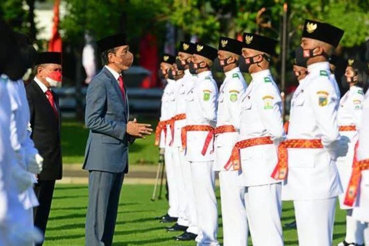 Presiden Jokowi mengukuhkan 68 anggota Paskibraka yang akan bertugas pada 17 Agustus 2021.