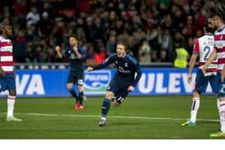Gelandang Real Madrid asal Kroasia, Luka Modric (tengah), melakukan selebrasi setelah mencetak gol ke gawang Granada pada lanjutan pertandingan La Liga di stadion Nuevo Los Carmenes, Granada, Minggu (7/2/2016).