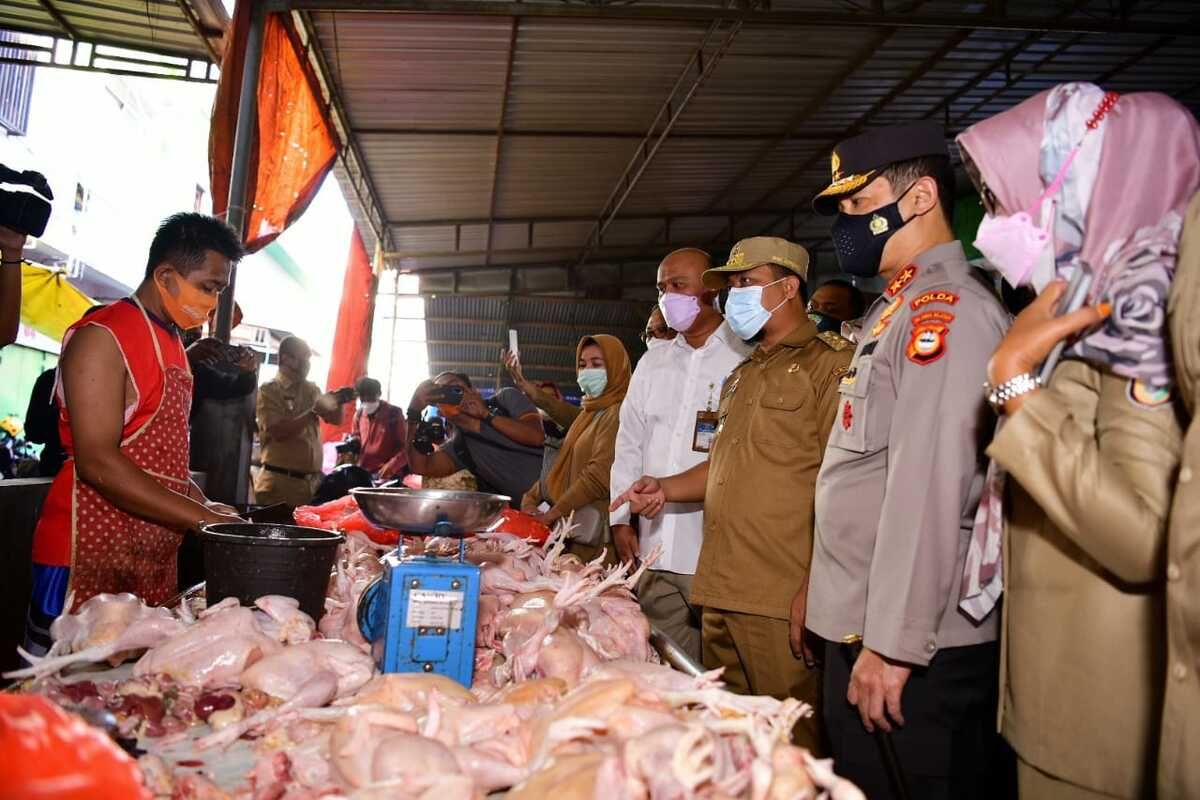 Pelaksana tugas (Plt) Gubernur Sulsel, Andi Sudirman Sulaiman bersama Kapolda Sulsel Irjen Pol Merdisyam, Kepala Kantor Wilayah (Kanwil) VI Komisi Pengawas Persaingan Usaha (KPPU) Makassar Hilman Pujana, serta beberapa Kepala OPD terkait Lingkup Pemprov Sulsel melakukan peninjauan bahan pokok di pasar tradisional, Pasar Terong Makassar, Senin (12/4/2021) pagi.