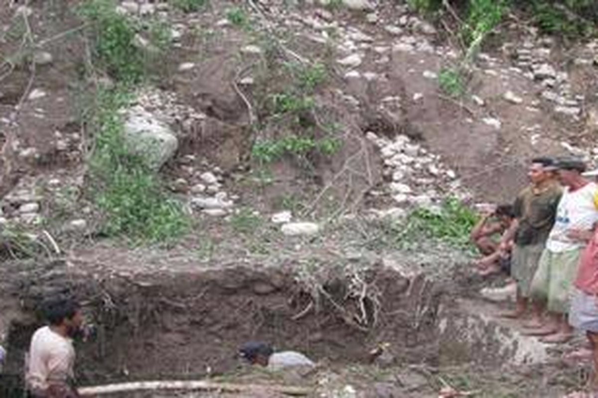 Tanah miring di Bendungan Waekoe longsor, Manggarai Timur, NTT, pada Minggu (13/1/2013) akibat hujan deras selama dua hari, Sabtu dan Minggu. 