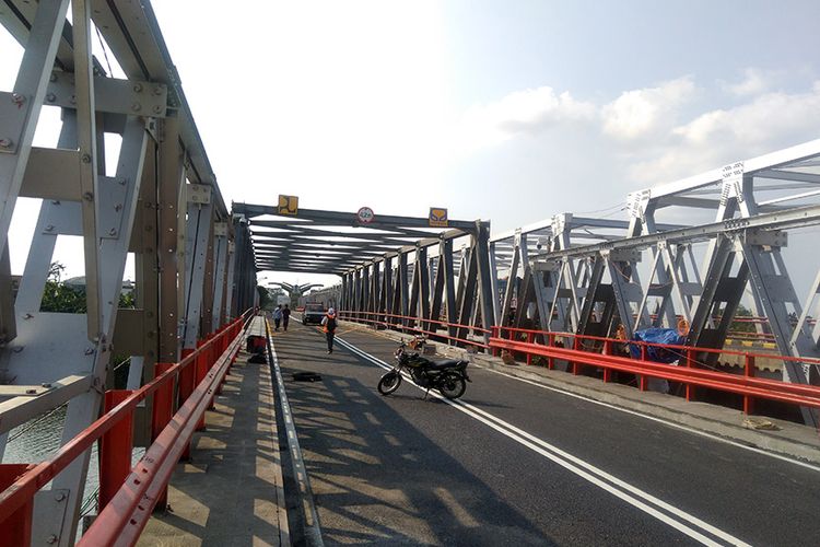 Jembatan cincin lama yang sempat ambruk, tampak masih belum dilalui oleh kendaraan dari Tuban menuju Lamongan maupun sebaliknya.