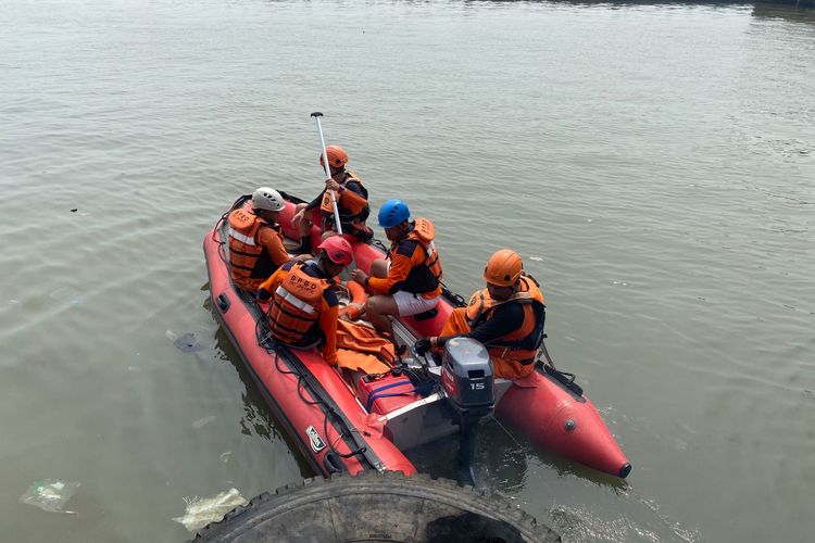Tim SAR gabungan saat mencari tubuh seorang pemancing yakni Syahrudin (42), Minggu (28/5/2023). Korban dinyatakan hilang usai diduga terpeleset ketika memancing di Pelabuhan Sunda Kelapa, Pademangan, Jakarta Utara, Sabtu (27/5/2023).