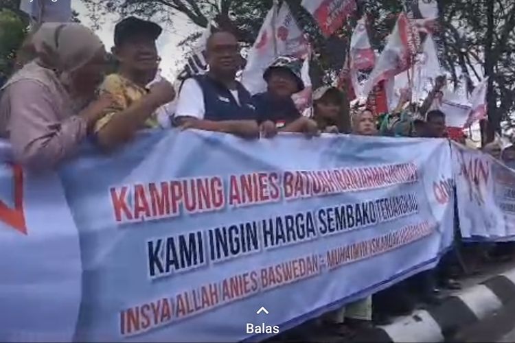 15 simpul relawan pasangan AMIN menggelar aksi dukungan didepan kantor KPU Kalsel, Kamis (19/10/2023). 