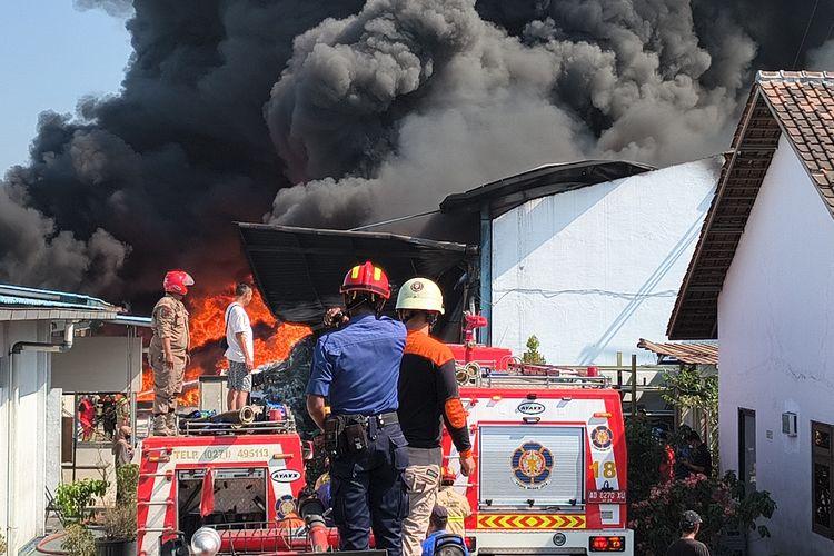 Pabrik Sandal PT Porto di Karanganyar Terbakar, Asap Membubung Tinggi