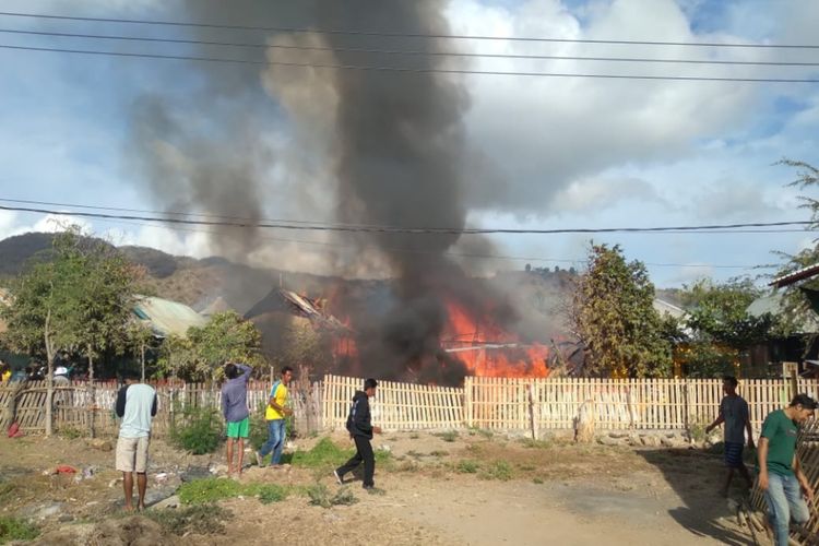Sebanyak 11 unit rumah warga Desa Monta Baru, Kecamatan Lambu terbakar, Jumat (23/9/2022) pagi sekitar pukul 07.15 WITA. Empat unit rumah diantaranya dilaporkan ludes terbakar.