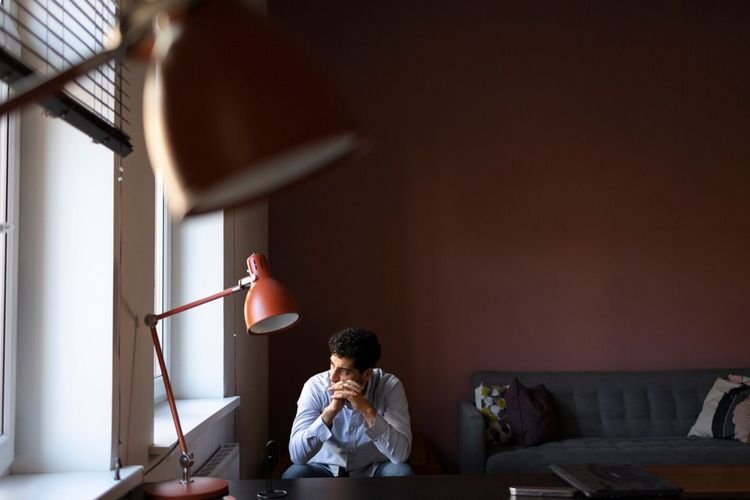 Beberapa zodiak dikenal paling sulit move on karena ikatan emosional yang kuat. Mereka disebut butuh waktu lama untuk lupa dengan mantan.