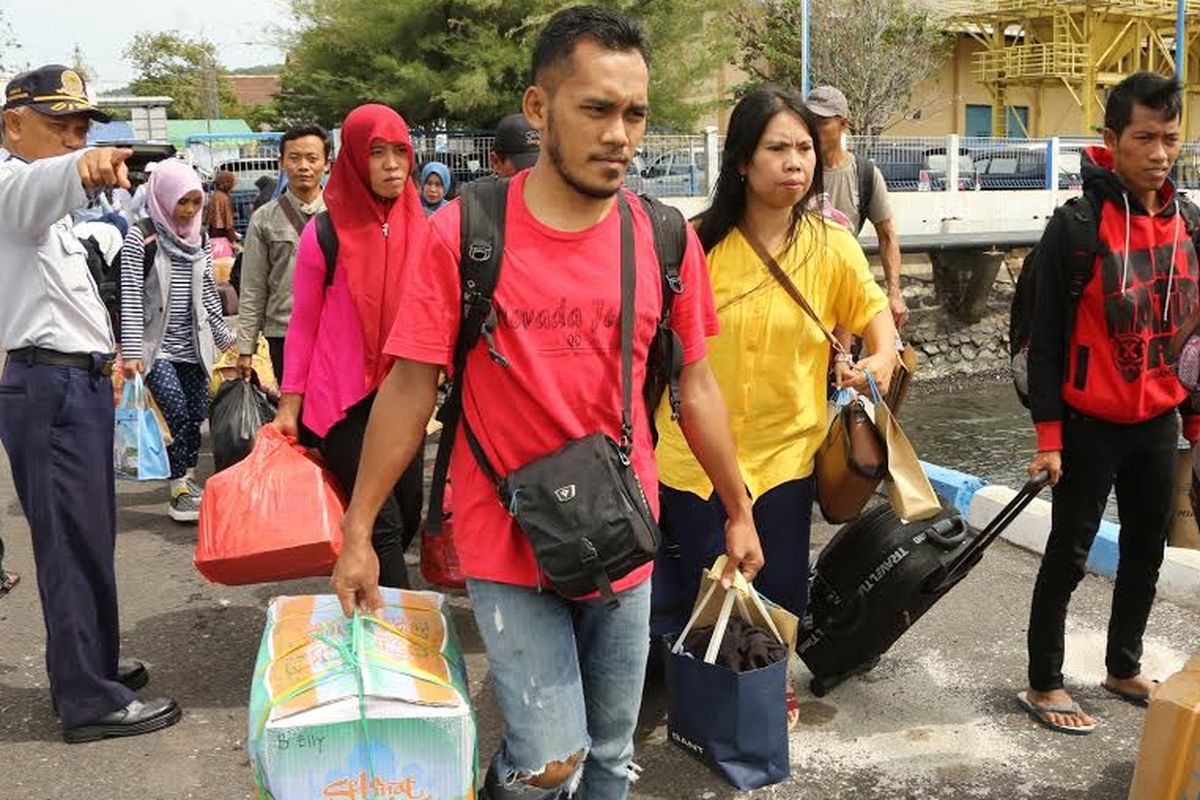 Pemerintah Banyuwangi menyelenggarakan program mudik dan balik gratis menyambut Idul Fitri 1438 H. Armada yang disiapkan adalah bus, truk pengangkut sepeda motor, dan kapal laut. 