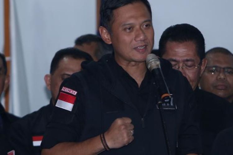 Cagub DKI Jakarta nomor urut 1, Agus Harimurti Yudhoyono saat memberikan keterangan pers di Kantor DPP Partai Demokrat, Wisma Proklamasi, Jakarta, Rabu (15/02/2017). Agus menyatakan menerima hasil Pilkada DKI Jakarta berdasarkan hasil hitung cepat dan mengucapkan terima kasih kepada seluruh tim pemenangan Agus-Sylvi yang sudah membantunya.