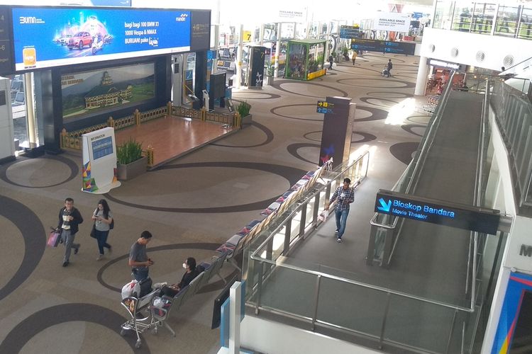 Ilustrasi Bandara Kualanamu - Suasana di Bandara Internasional Kualanamu pada Rabu (9/3/2022) siang. Belum ada kenaikan jumlah penumpang panca pemberlakuan aturan perjalanan tanpa PCR dan antigen bagi penumpang yang sudah vaksin lengkap.