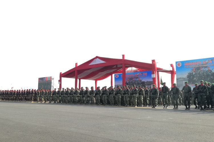 Tentara Nasional Indonesia (TNI) menggelar gladi bersih upacara parade dan defile dalam rangka peringatan Hari Ulang Tahun (HUT) TNI ke-74 di Taxi Way Echo, Lanud Halim Perdanakusuma, Jakarta Timur, Kamis (3/10/2019).