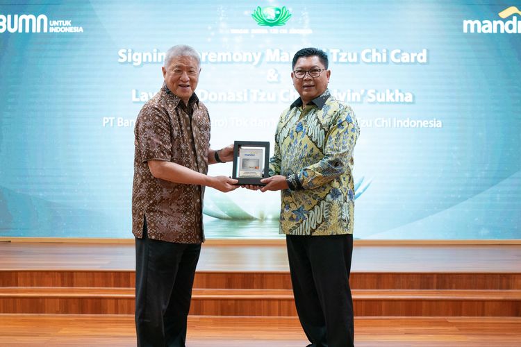 Dirut Bank Mandiri Darmawan Junaidi dan perwakilan Yayasan Buddha Tzu Chi Indonesia saat menandatangani perjanjian kerja sama peluncuran kartu kredit Mandiri Tzu Chi Card dan layanan digital Tzu Chi Donasi melalui aplikasi Livin? by Mandiri di Jakarta, Kamis (28/11/2024). 