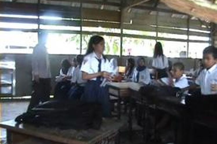Sejumlah sekolah swasta di Sulawesi Barat terpaksa ditutup karena tak mampu membiayai operasionalnya sendiri. SMA PGRI Polewali Mandar, misalnya, sudah dua tahun ditutup karena kurang dana.