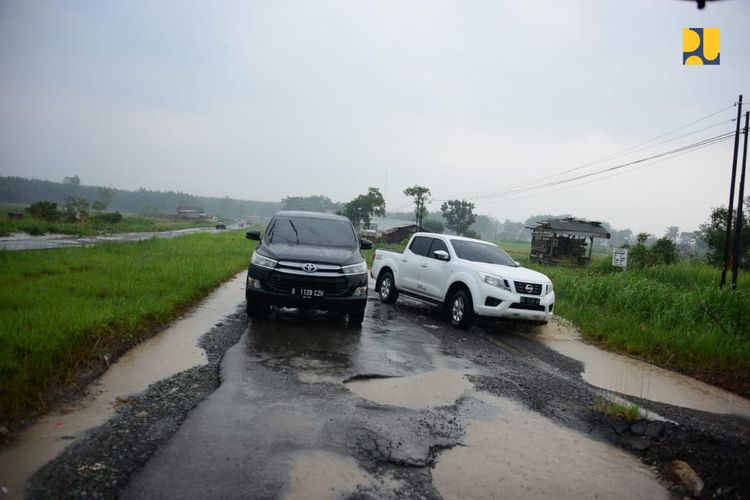 Salah satu jalan daerah yang rusak parah di Provinsi Lampung.
