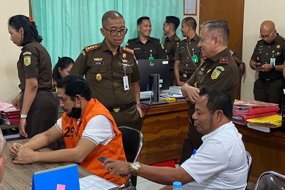 Tersangka pencabulan anak di bawah umur, Ajun Komisaris Besar Polisi (AKBP) Fajar Widyadharma Lukman Sumaatmaja, saat diperiksa di Kejaksaan Negeri Kota Kupang, Nusa Tenggara Timur (NTT), Selasa (10/6/2025). 
