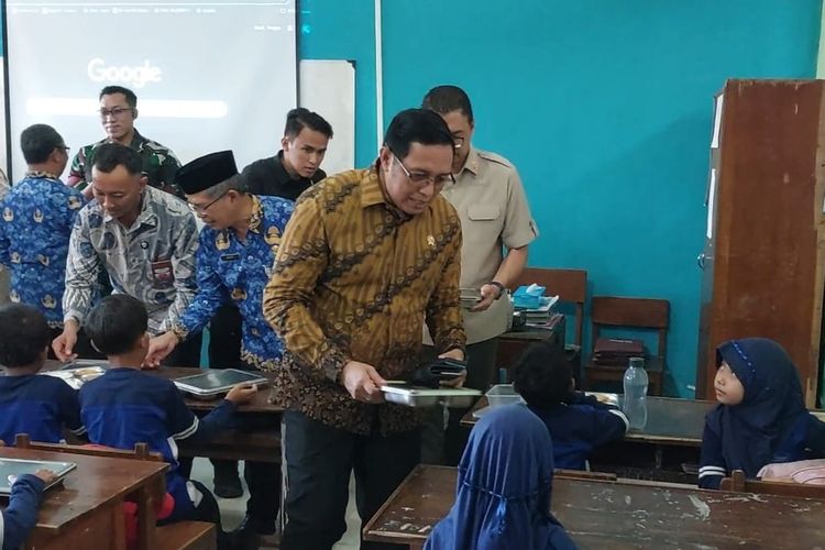 SIDAK: Kepala Komunikasi Presiden, Hasan Nasbi saat ikut membagikan box makan bergizi gratis kepada siswa kelas II Sekolah Dasar Negeri (SDN) Sinduadi Timur, Kapanewon Mlati, Kabupaten Sleman, DIY, Jumat (17/1/2025).