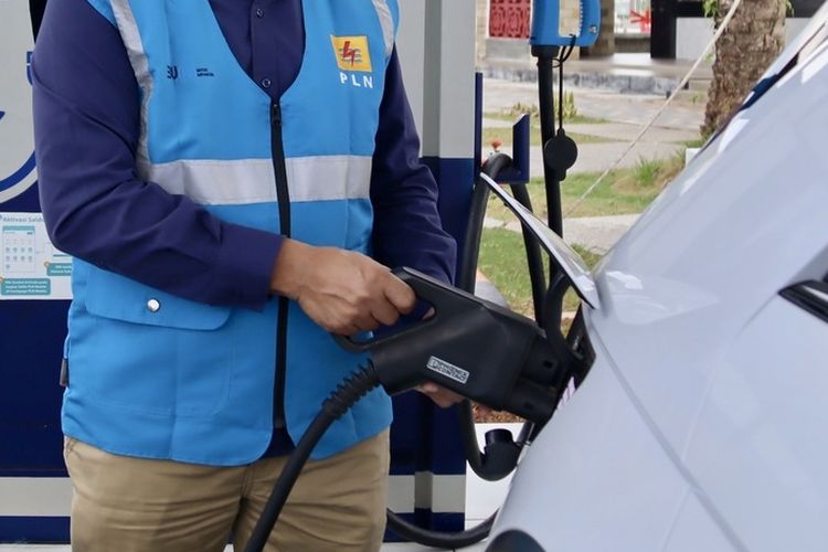GM PLN UID Lampung, Saleh Siswanto melakukan pengisian baterai kendaraan listrik di SPKLU Rest Area Tol Trans Sumatera KM 20B.